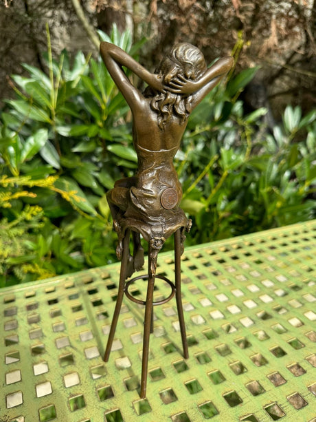 Sculpture Dame sur un tabouret 30cm Bronze