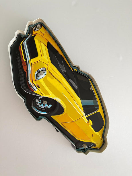 PLAQUE LED MÉTAL VOITURE JAUNE 60x30CM - PLAQUE LED DECO MURAL - ANIMAUX-RESINE.FR