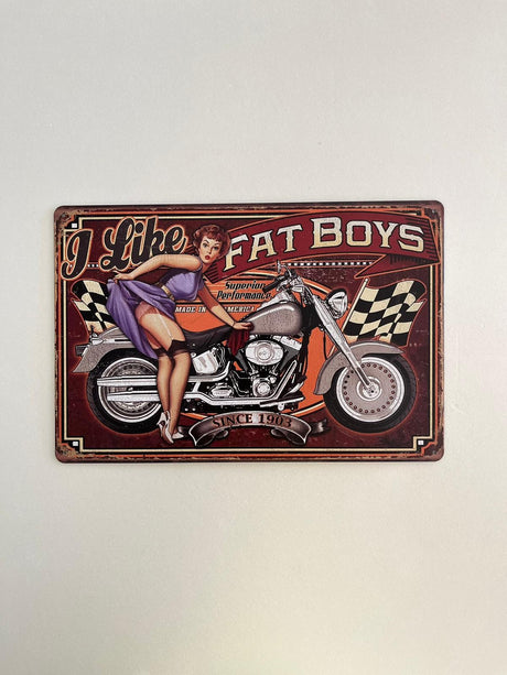 PLAQUE MÉTAL FAT BOYS 30X20 CM - PLAQUE DECORATIVE - ANIMAUX-RESINE.FR