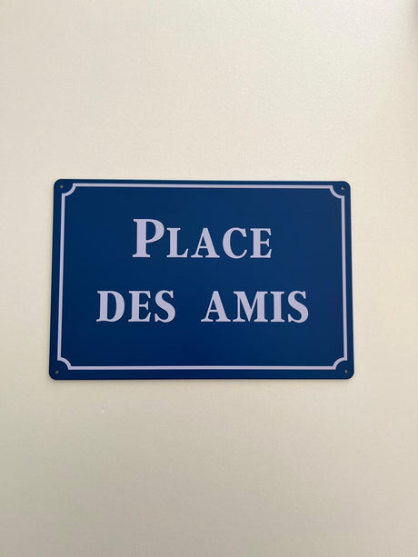 PLAQUE MÉTAL PLACE DES AMIS 30X20 CM - PLAQUE DECORATIVE - ANIMAUX-RESINE.FR