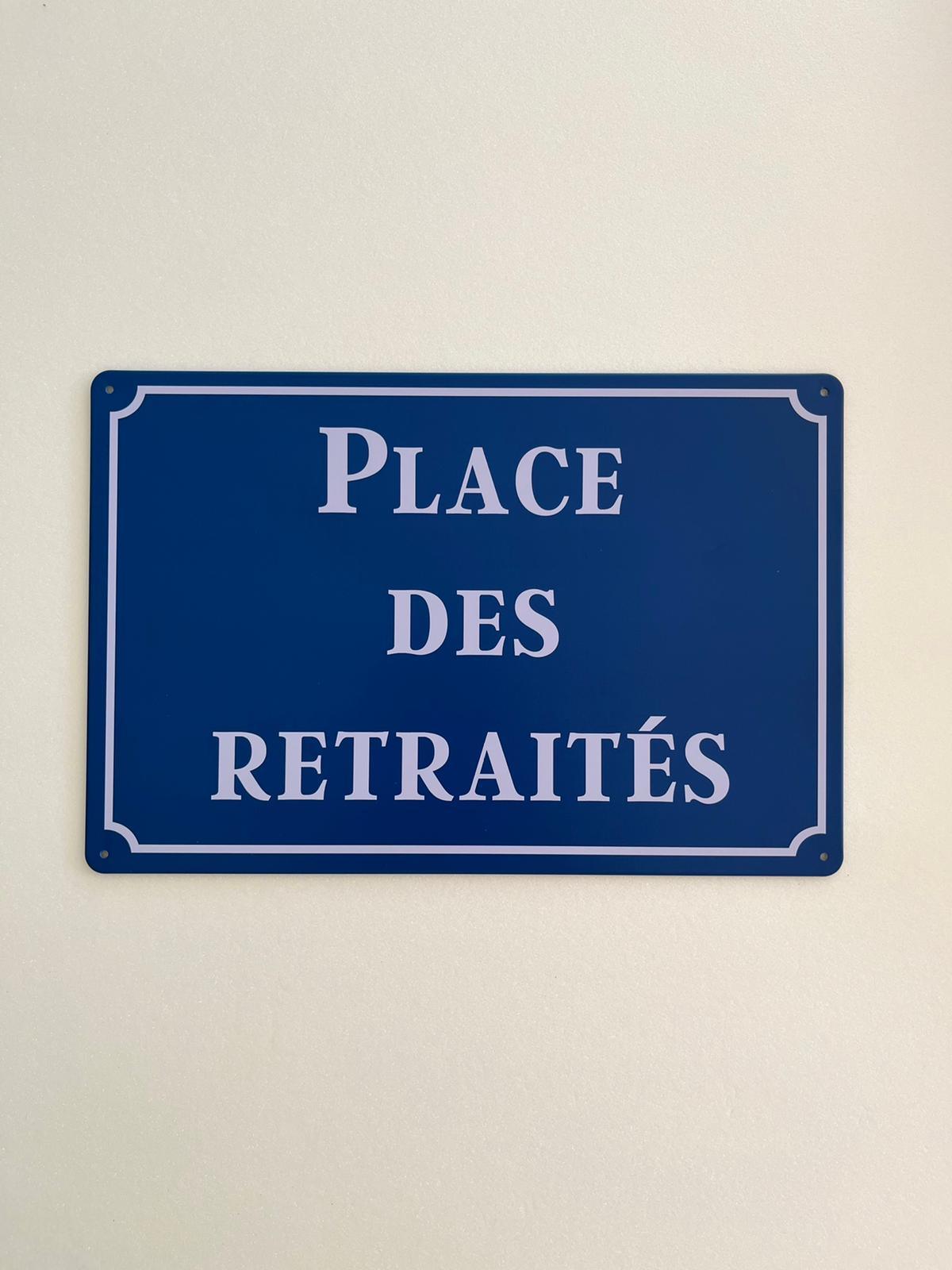 PLAQUE MÉTAL PLACE RETRAITEE 30X20 CM - PLAQUE DECORATIVE - ANIMAUX-RESINE.FR